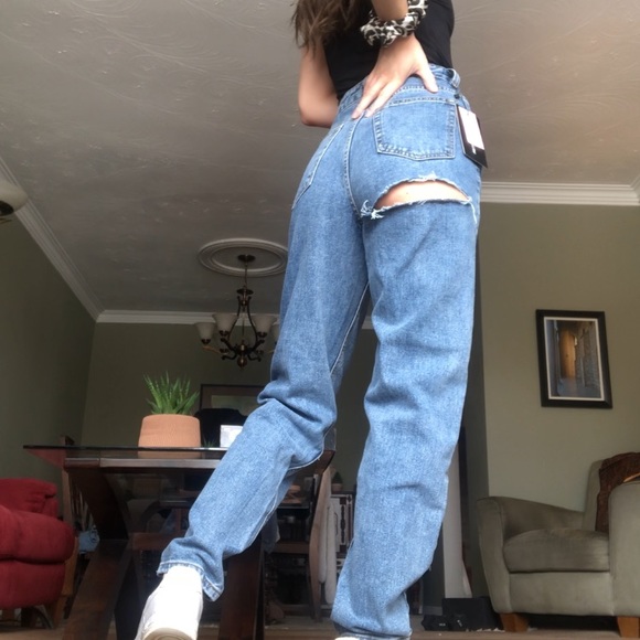 Pretty Little Thing High Waisted Bum Rip Mom Jean - Picture 3 of 5